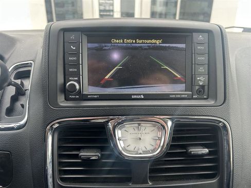 Used 2016 Chrysler Town & Country Touring-L w/ Driver Convenience Group image 8