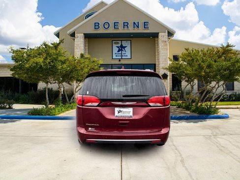 Used 2020 Chrysler Pacifica Touring-L image 4