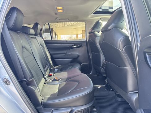 Used 2021 Toyota Highlander XLE image 32