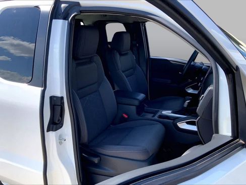 Used 2025 Nissan Frontier SV RWD image 9