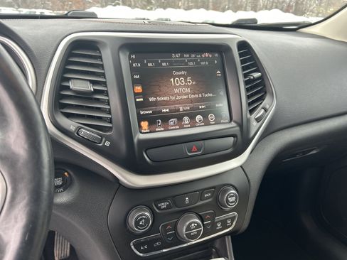 Used 2017 Jeep Cherokee Limited image 16