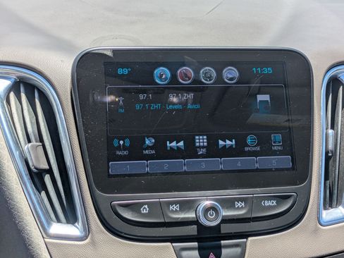 Used 2017 Chevrolet Malibu LT FWD image 23