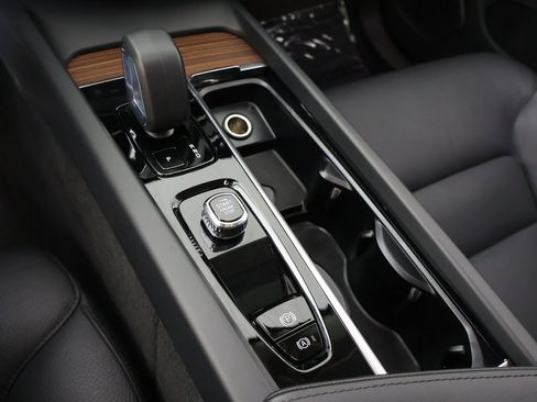 Used 2024 Volvo XC60 B5 Plus image 54