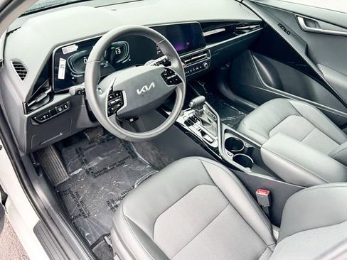 Certified 2024 Kia Niro EX image 11