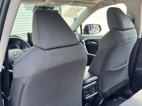 Used 2021 Toyota RAV4 XLE w/ Convenience Package FWD image 32