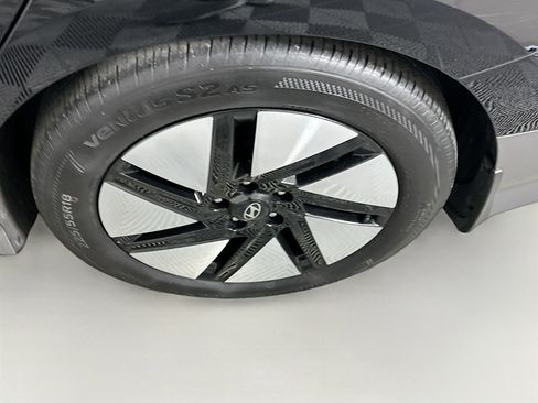 Used 2024 Hyundai Ioniq 6 SE RWD image 11