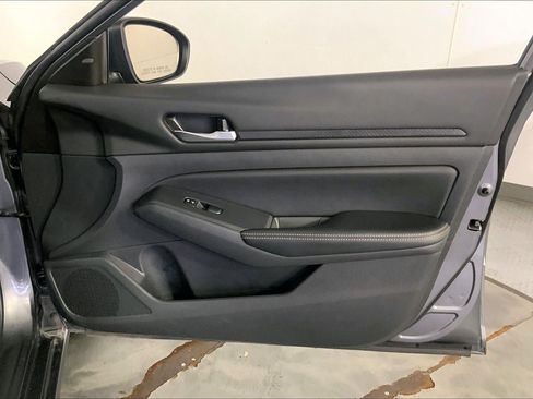 Used 2025 Nissan Altima 2.5 SV FWD image 25