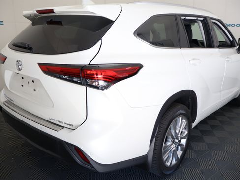 Used 2021 Toyota Highlander Limited AWD/4WD image 6