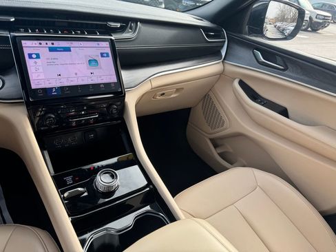 Used 2023 Jeep Grand Cherokee Limited image 24