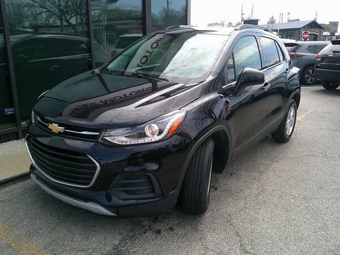 Used 2019 Chevrolet Trax LT w/ LT Convenience Package FWD image 2