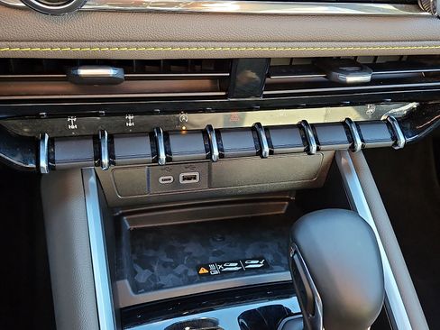 Used 2025 Chevrolet Colorado ZR2 w/ Technology Package image 18