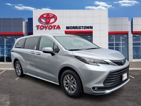 Certified 2025 Toyota Sienna XLE AWD/4WD image 1