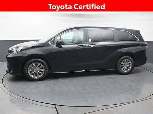 Certified 2025 Toyota Sienna XLE image 2