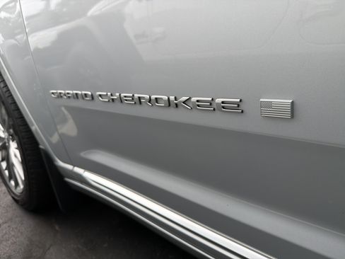 Certified 2025 Jeep Grand Cherokee Summit w/ Luxury Tech Group V AWD/4WD image 34