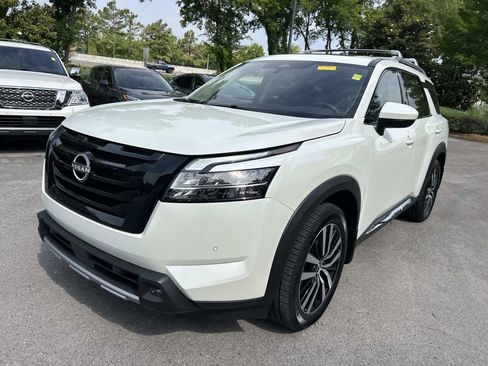 Certified 2024 Nissan Pathfinder Platinum AWD/4WD image 3
