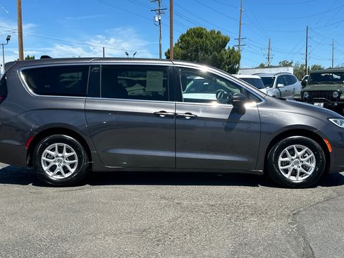 Used 2023 Chrysler Pacifica Touring-L FWD image 3