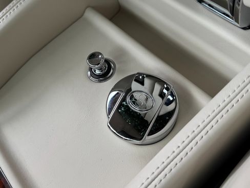 Used 2013 Bentley Mulsanne w/ Rear Entertainment Pkg image 16