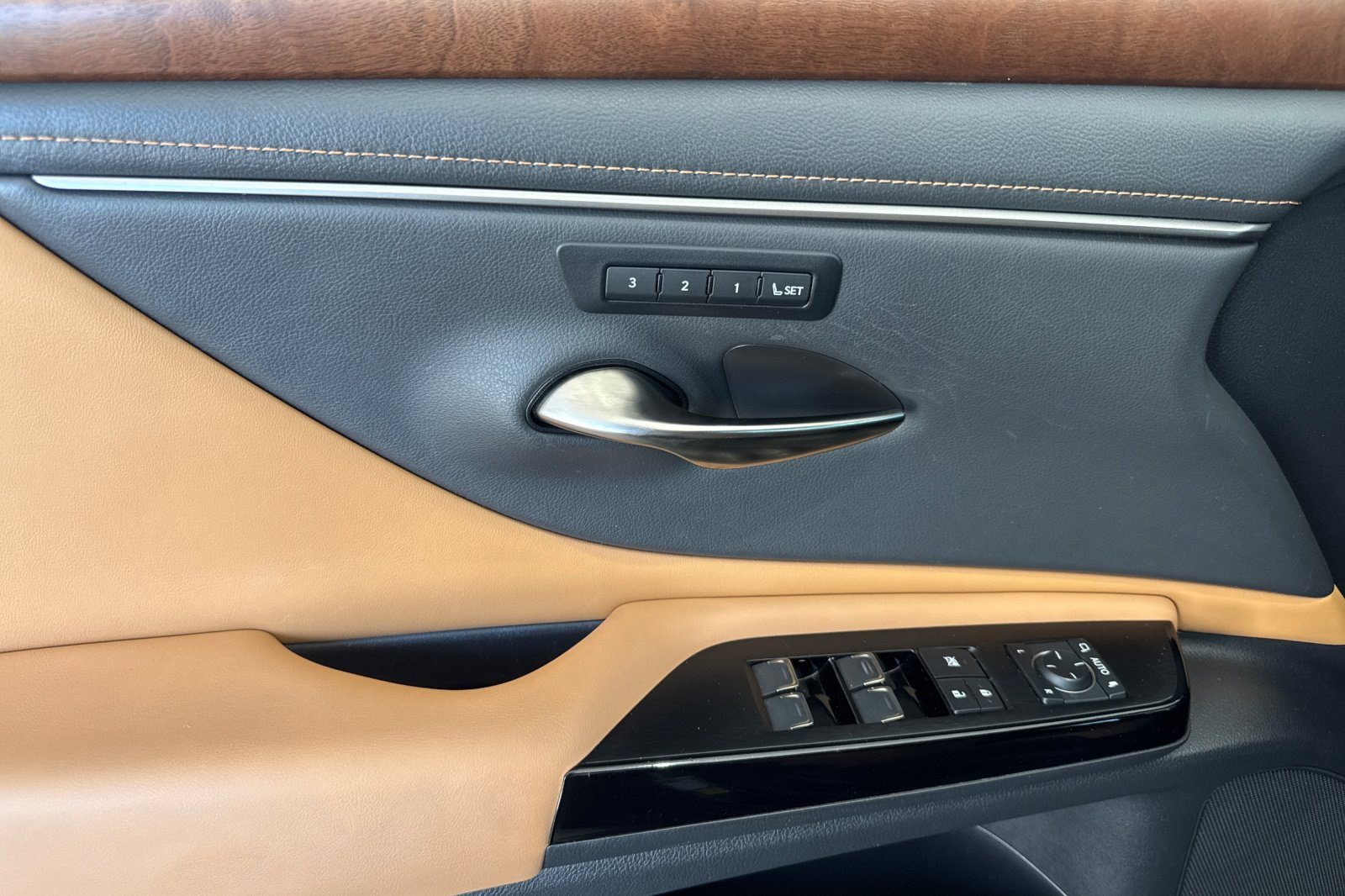 Used 2024 Lexus ES 300h w/ Premium Package FWD image 12