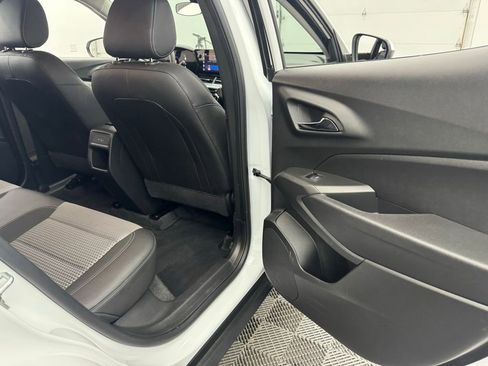 Used 2025 Chevrolet Trax LT w/ LT Convenience Package FWD image 31