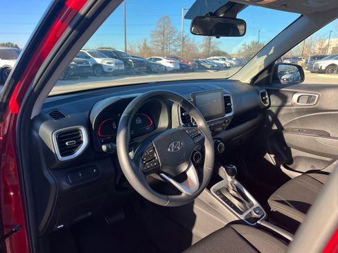 Certified 2025 Hyundai Venue SEL image 22