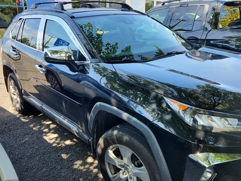 Used 2021 Toyota RAV4 LE AWD/4WD image 2