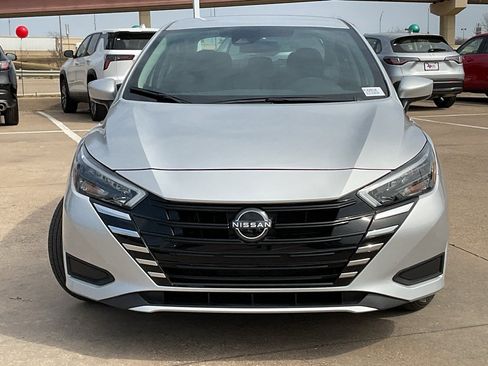 Used 2025 Nissan Versa SV image 3