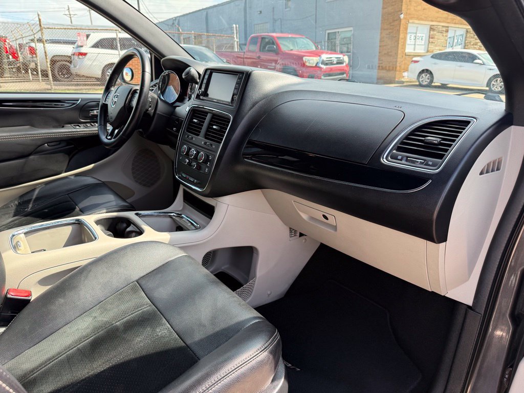 Used 2017 Dodge Grand Caravan SXT w/ Rear Park Assist Package FWD image 25