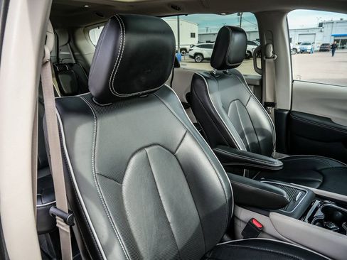 Used 2024 Chrysler Pacifica Limited FWD image 17