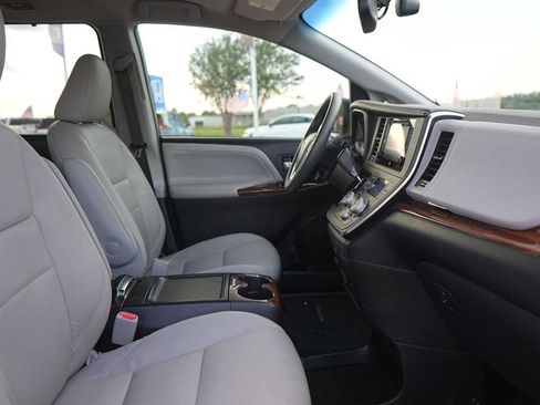 Used 2017 Toyota Sienna Limited Premium FWD image 15