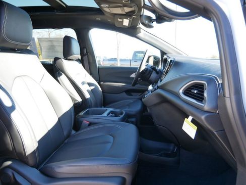 New 2026 Chrysler Pacifica Select image 23