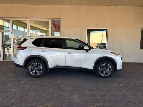 Used 2024 Nissan Rogue SV FWD image 5