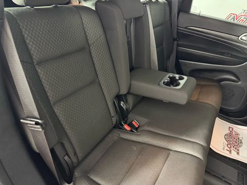 Used 2021 Jeep Grand Cherokee Laredo image 36