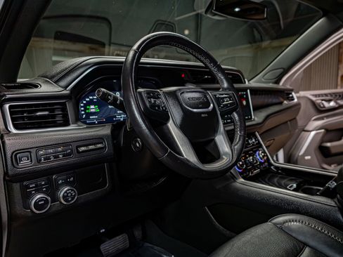 Used 2022 GMC Yukon XL Denali image 12