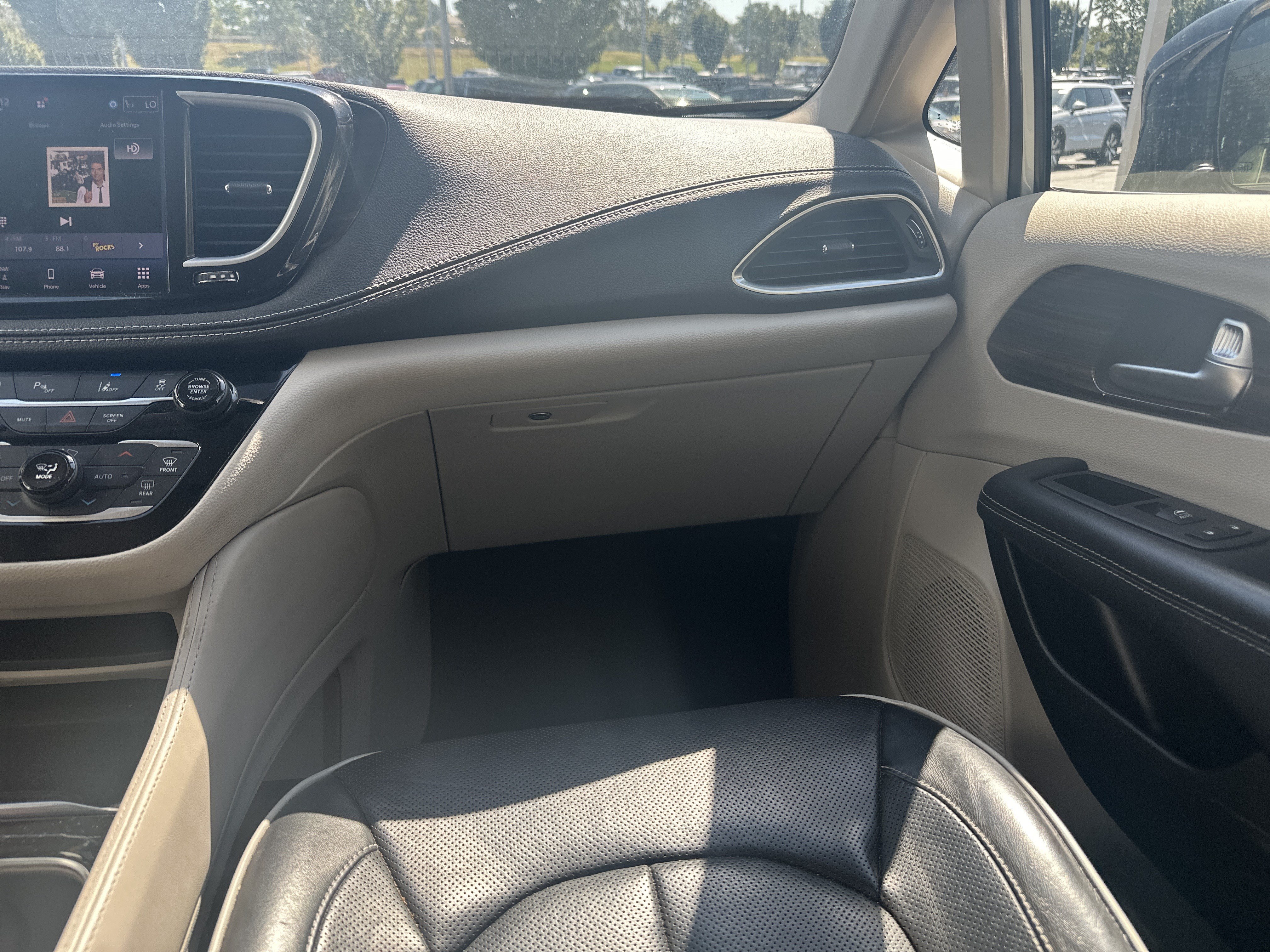 Used 2023 Chrysler Pacifica Limited FWD image 25