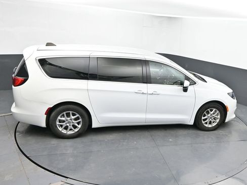 Used 2023 Chrysler Voyager LX image 22