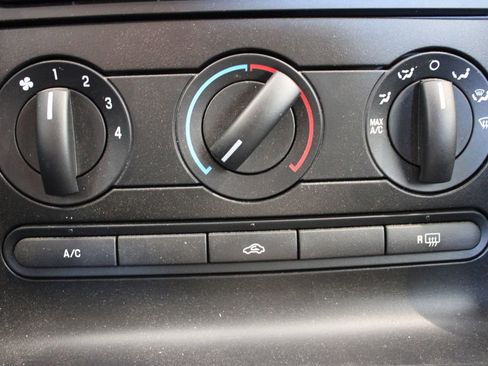 Used 2005 Ford Mustang GT Premium image 8