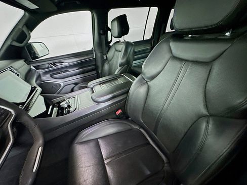 Used 2023 Jeep Wagoneer L Series III w/ Preferred Equipment Group image 11