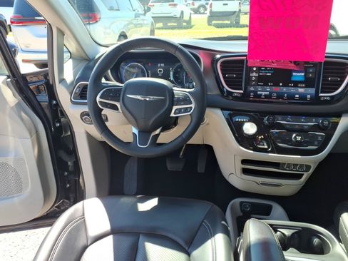 Used 2023 Chrysler Pacifica Touring-L FWD image 12