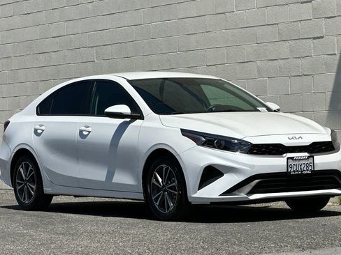Used 2023 Kia Forte LXS w/ LXS Technology Package FWD image 2