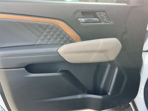 Used 2024 GMC Canyon Denali image 28