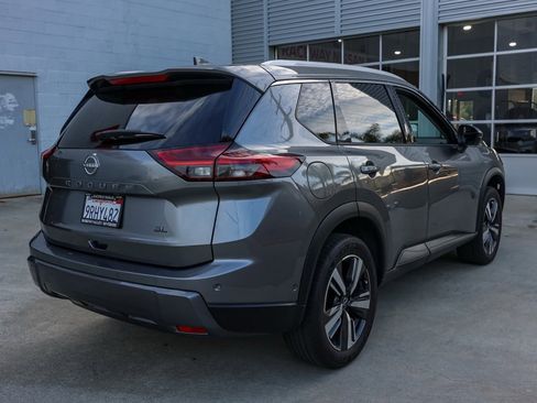 Used 2025 Nissan Rogue SL image 4