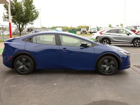 Used 2024 Toyota Prius LE FWD image 4