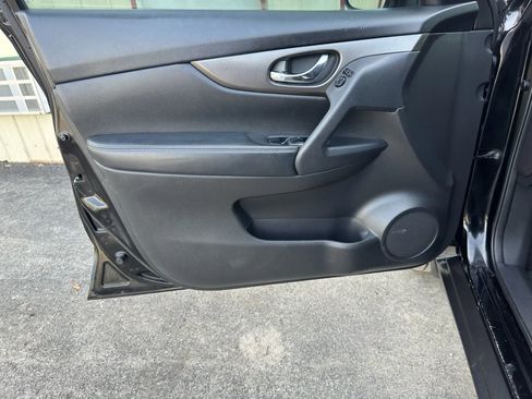 Used 2015 Nissan Rogue SV w/ SV Premium Package image 2