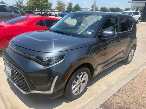 Used 2023 Kia Soul LX w/ Option Group 015 FWD image 1
