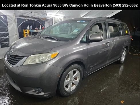 Used 2013 Toyota Sienna LE image 3