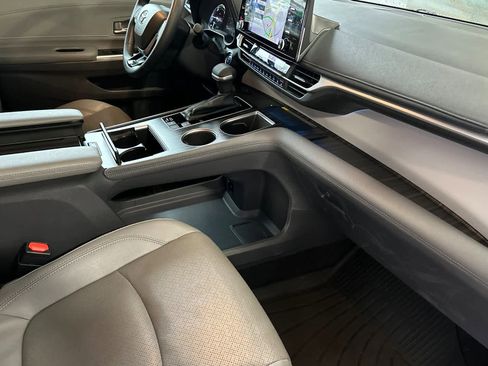 Used 2022 Toyota Sienna Limited image 17