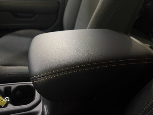 Used 2025 Jeep Wrangler Sahara image 37