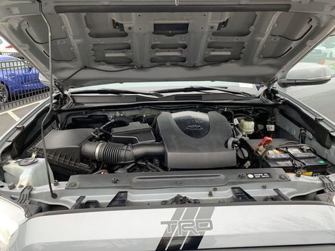 Used 2018 Toyota Tacoma TRD Sport image 16