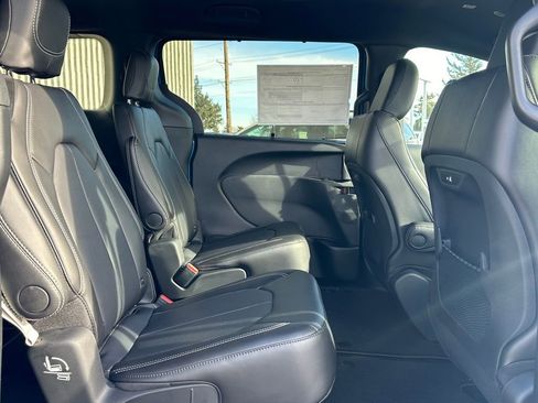 New 2026 Chrysler Pacifica Select w/ S Appearance Package image 17