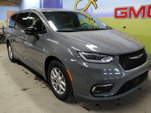 Used 2025 Chrysler Pacifica Select FWD image 3